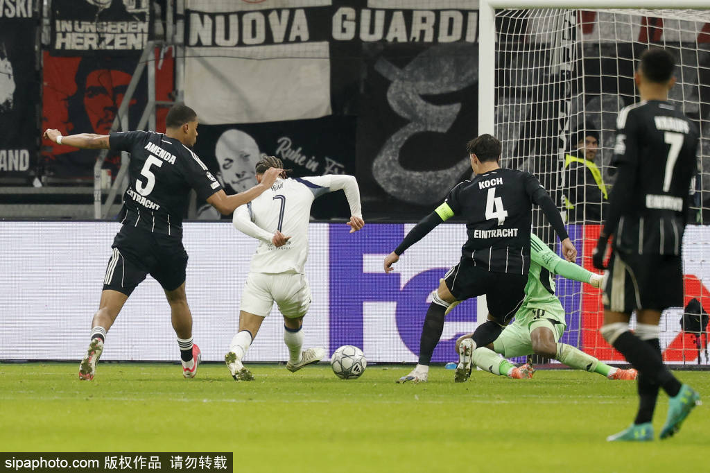 欧冠联赛阶段第8轮:热刺2-0法兰克福 穆阿尼、索兰克建功