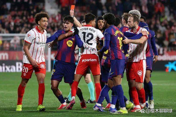 随着巴萨1-2爆冷,遭遇皇马超越,西甲最新积分榜:皇马登顶!